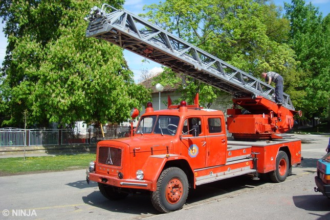 Magirus_Deutz_200D19_4x2_DLK30_04.jpg