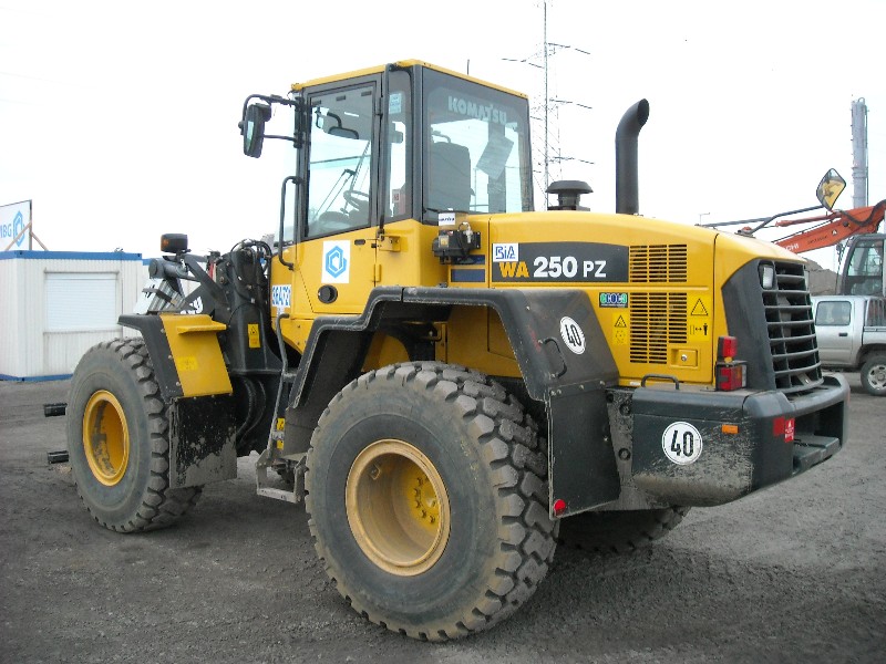 Komatsu WA 250 PZ (3).jpg