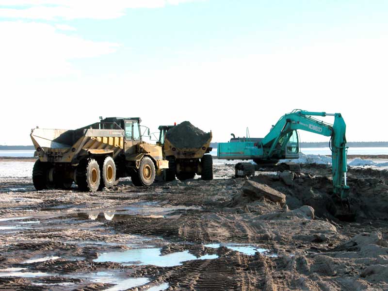 Kobelco SK330 & Komatsu Dumper.jpg