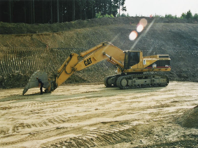 CAT 375 2.jpg