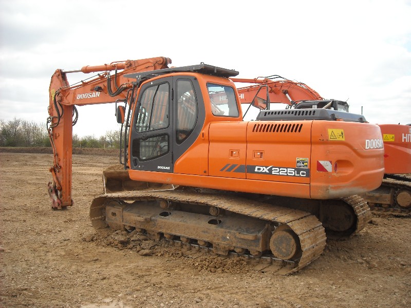 Doosan DX 225 (2).jpg