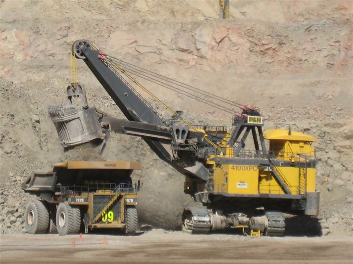 P&H 4100 und CAT 797.jpg