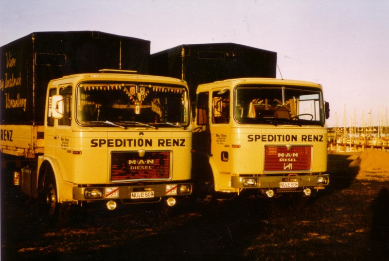 Renz zwei alte F8 in Hamburg.jpg