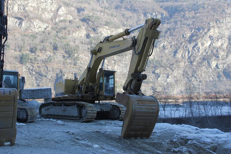 CAT 245.jpg