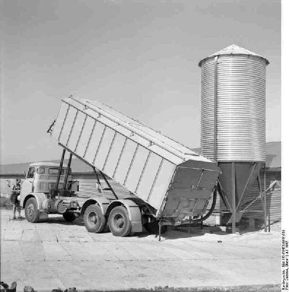  Bundesarchiv_Bild_183-F0803-0016-001%2C_
 LPG_Hottelstedt%2C_Futterentladung_in_Ei
erfabrik_600x600_195KB.jpg