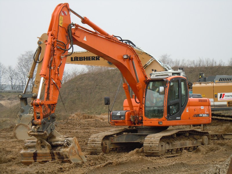 Doosan DX 225 (1).jpg