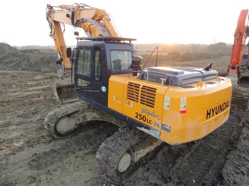 Robex 250-7A (1).jpg