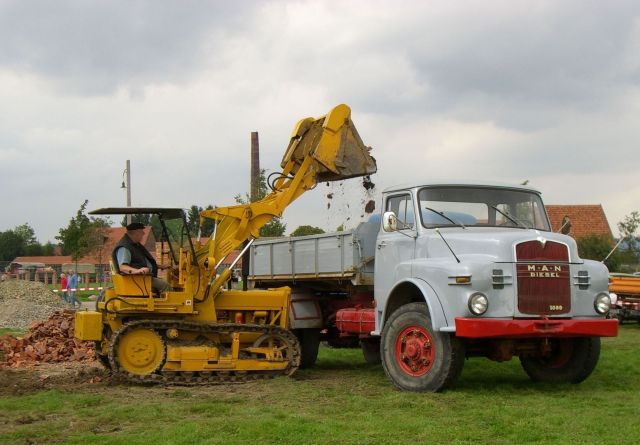 Raupe bel&auml;dt Lkw-Oldtimer_klein.jpg