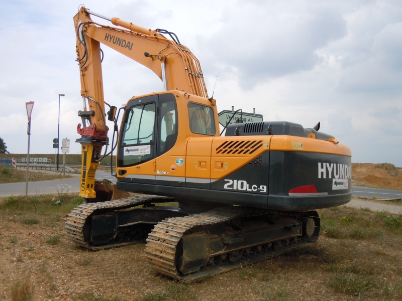 Hyundai Robex 210-9 (1).jpg