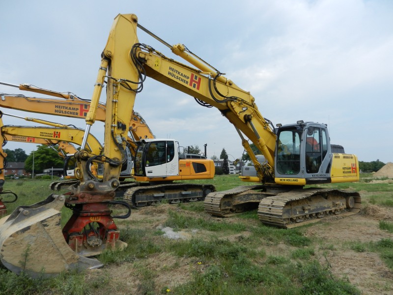 H & H New Holland E 265 (1).jpeg