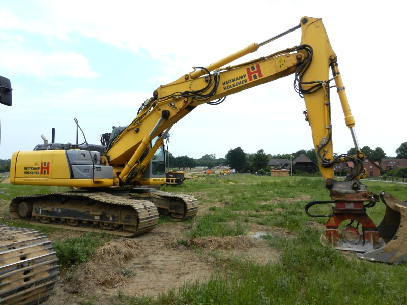 H & H New Holland E 265 (4).jpeg