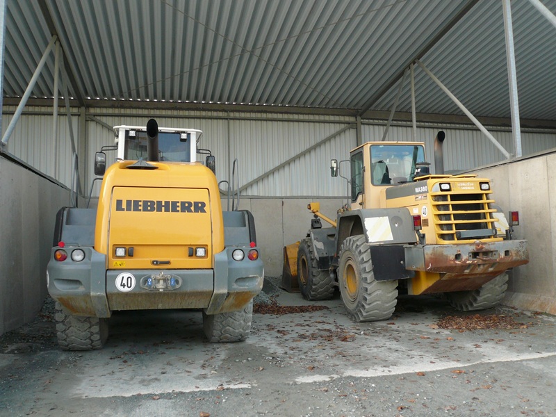 Liebherr L556 2plus2 + Komatsu WA380 - ard Baustoffwerke GmbH & Co. KG - Asphaltmischanlage in Grüna - 2010-11-21 (1).jpg