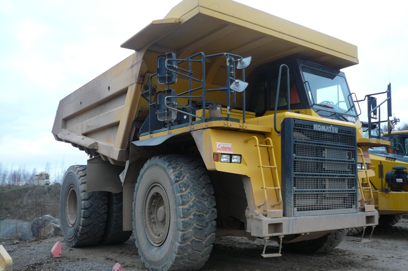 Komatsu HD605-7E0 - Kuhn-Baumaschinen Deutschland GmbH - Steinbruch Hartmannsdorf - 2011-12-29 (2).jpg