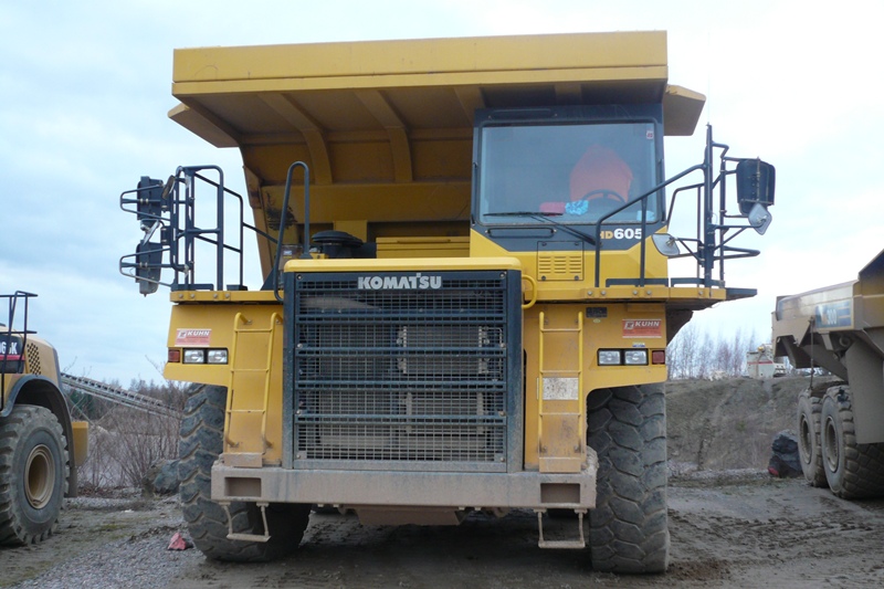 Komatsu HD605-7E0 - Kuhn-Baumaschinen Deutschland GmbH - Steinbruch Hartmannsdorf - 2011-12-29 (3).jpg