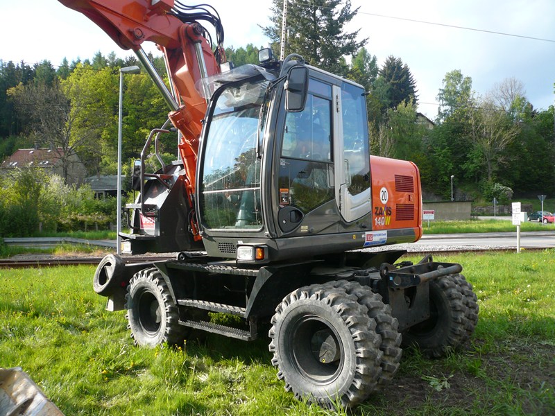 Hitachi ZAXIS ZX140W - VIS-Bautechnik GmbH - Hedwigstr. in Harthau - 2011-05-03 (1).jpg