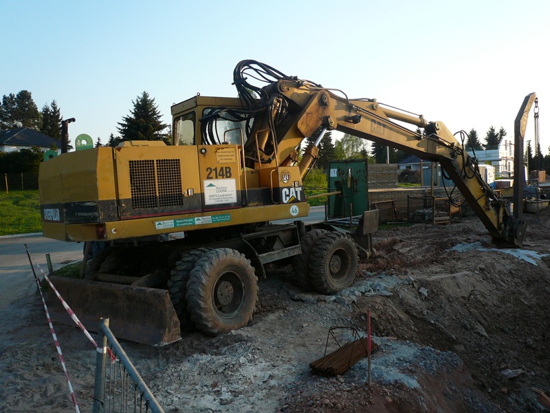 Caterpillar 214B - Baufirma Loose & Co.GmbH - Paul-Spiegel-Str. in Chemnitz - 2011-04-24 (1).jpg