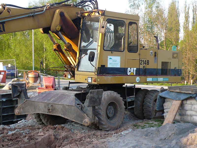 Caterpillar 214B - Baufirma Loose & Co.GmbH - Paul-Spiegel-Str. in Chemnitz - 2011-04-24 (2).jpg