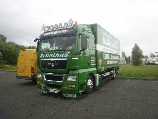  249953_117764711643385_100002295701692_1
64441_402411_n.jpg