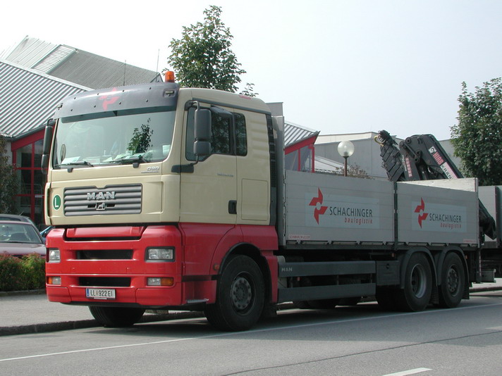 MAN TGA 26.430 Pritschen LKW mit Kran Schachinger LL922EI.jpg