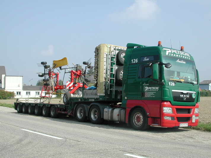 MAN TGX 33.540 Tiefladesattelzug Petschl PEPE126.jpg
