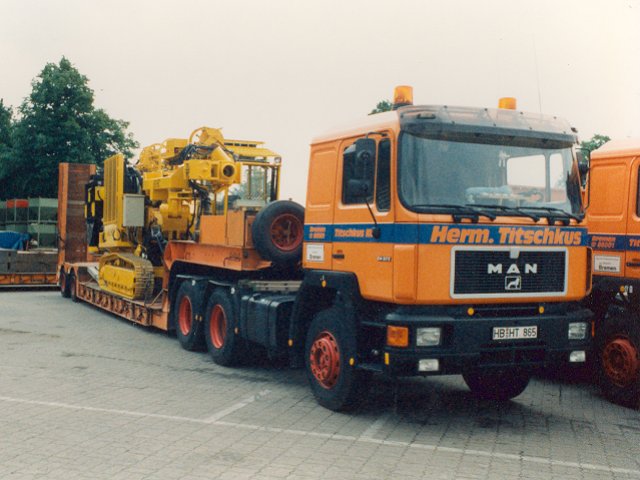  MAN-F90-24372-Tieflader+Baumaschine-Tits
chkus.jpg