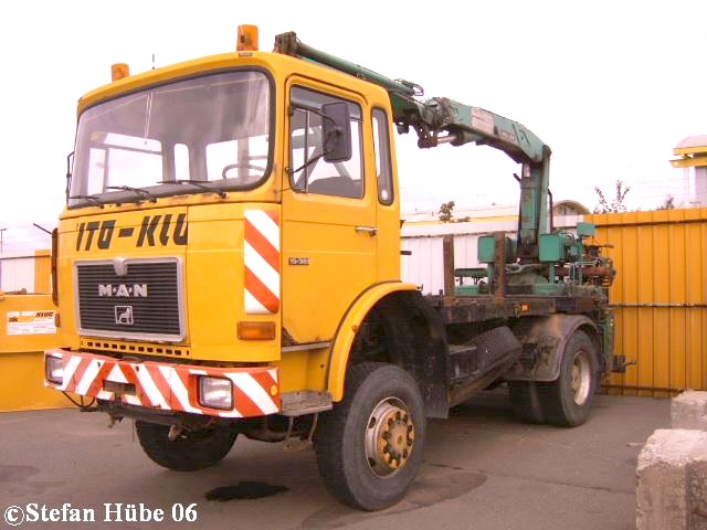 MAN 19-351mit Kran zum Kontergewicht fahren Hof 13°°.jpg