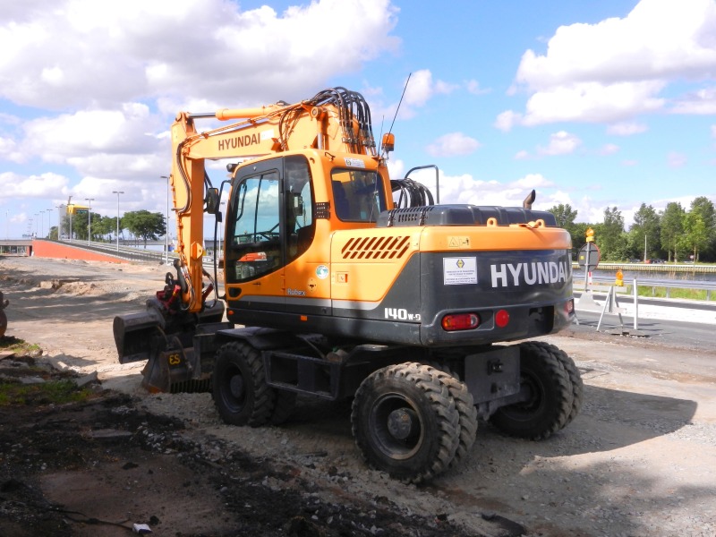 Hyundai Robex 140-9 (1).jpg