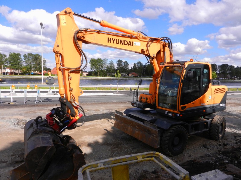 Hyundai Robex 140-9 (3).jpg