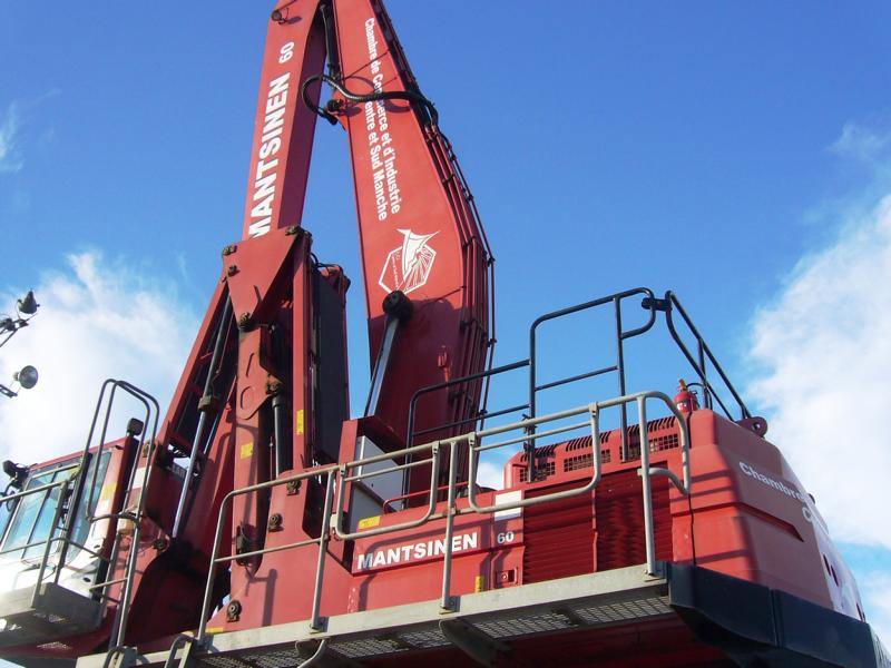 Umschlagbagger und Hafenkran in Granville 004.jpg