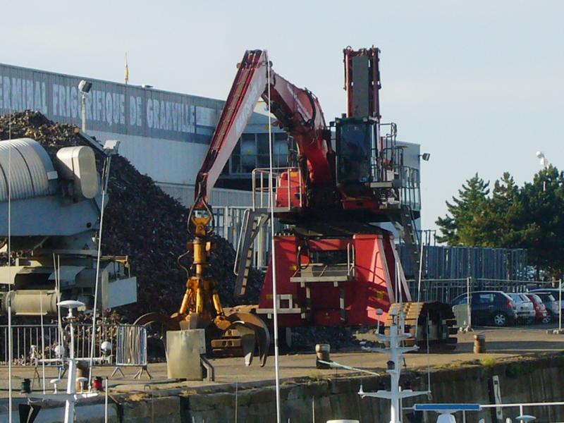 Umschlagbagger und Hafenkran in Granville 009.jpg