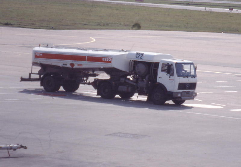 MB NG Esso Flugfeldtankwagen Bild020 (2) (2).jpg