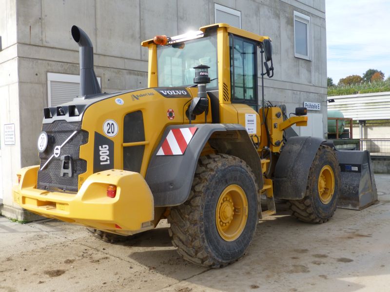 Volvo L 90 G 3.jpg